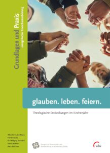 Eine Gruppe verschiedener Menschen steht im Freien in einem Kreis und reicht sich in der Mitte die Hände, von unten gesehen vor einem blauen Himmel. Ein Text in deutscher Sprache überlagert das Bild.