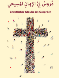 Eine große Gruppe von Menschen bildet die Form eines christlichen Kreuzes, darüber steht in arabischer und deutscher Sprache: "Lektionen im christlichen Glauben".