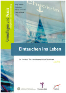 Buchumschlag mit einer Person und einem Koffer, die auf ein Flughafen-Check-in-Schild zugehen. Titel: Eintauchen ins Leben, ein Taufkurs für Erwachsene.