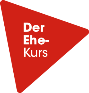 Rote dreieckige Form mit abgerundeten Ecken, die den deutschen Text Der Ehe-Kurs in fetten weißen Buchstaben enthält, zentriert auf einem hellen Hintergrund.