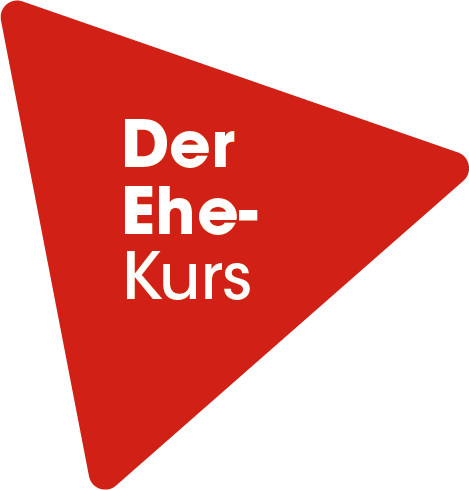 Rote dreieckige Form mit abgerundeten Ecken, die den deutschen Text Der Ehe-Kurs in fetten weißen Buchstaben enthält, zentriert auf einem hellen Hintergrund.