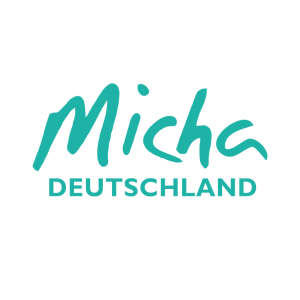 Teal handgeschriebener Text Micha über fetten teal Großbuchstaben, die DEUTSCHLAND auf einem weißen Hintergrund schreiben.