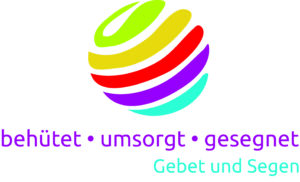 Bunt gestreifte Weltkugel über den Worten "behütet - umsorgt - gesegnet" in lila und "Gebet und Segen" in türkis.