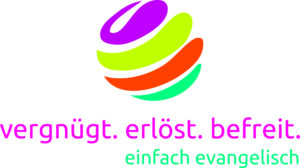 Bunte abstrakte Weltkugel über deutschem Text: vergnügt. erlöst. befreit. mit einfach evangelisch darunter in grün.