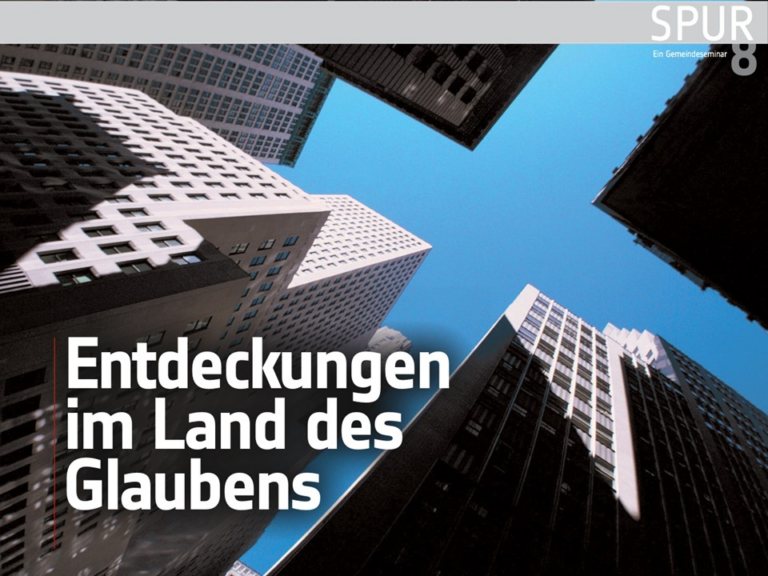 Blick auf hohe Wolkenkratzer, die sich kreuzförmig gegen den Himmel abheben, mit deutschem Text: Entdeckungen im Land des Glaubens.