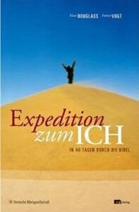 Eine Person steht mit erhobenen Armen auf der Spitze einer Sanddüne unter blauem Himmel. Der deutsche Buchtitel lautet: Expedition zum Ich - In 40 Tagen durch die Bibel.