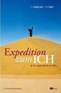 Eine Person steht mit erhobenen Armen auf der Spitze einer Sanddüne unter blauem Himmel. Der deutsche Buchtitel lautet: Expedition zum Ich - In 40 Tagen durch die Bibel.