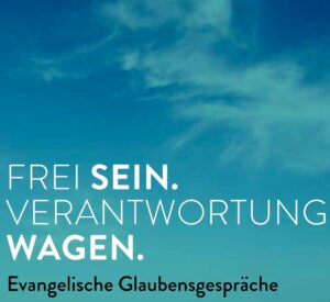 Blauer Himmel mit dünnen Wolken. Weißer und schwarzer Text lautet: Frei sein. Verantwortung wagen. Evangelische Glaubensgespräche.