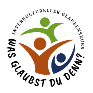 Logo mit drei abstrakten Figuren in Grün, Braun und Blau in einem Kreis. Der Text lautet: Interkultureller Glaubenskurs. Was glaubst du denn?.